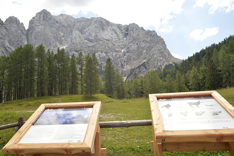 fen&egrave;tre dans mont Prisojnik