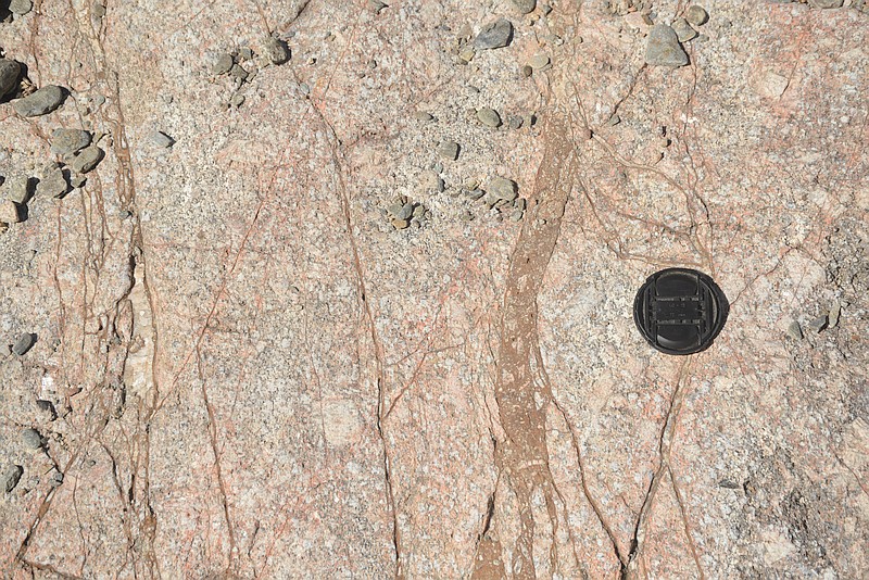 fractures à matériel carbonaté dans granite