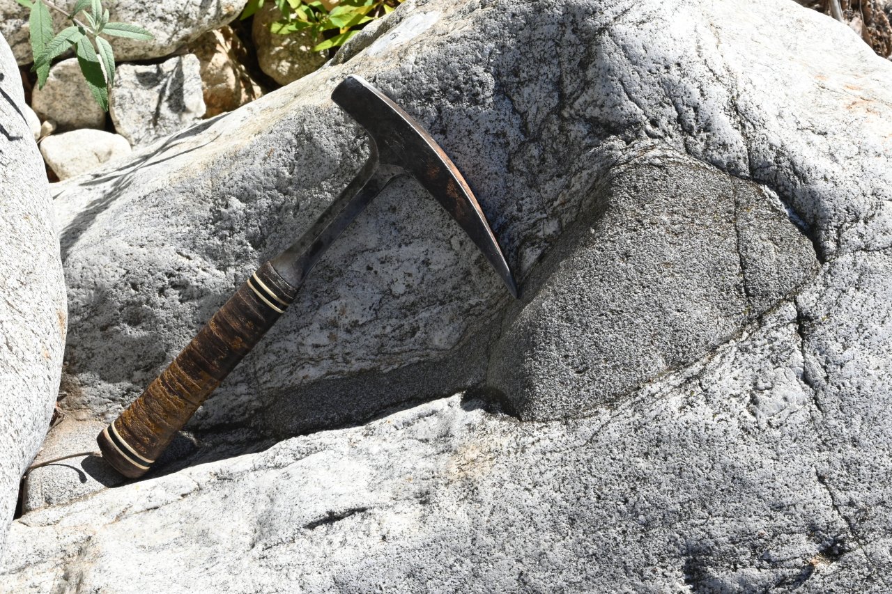 intrusion vaugnrite dans migmatite